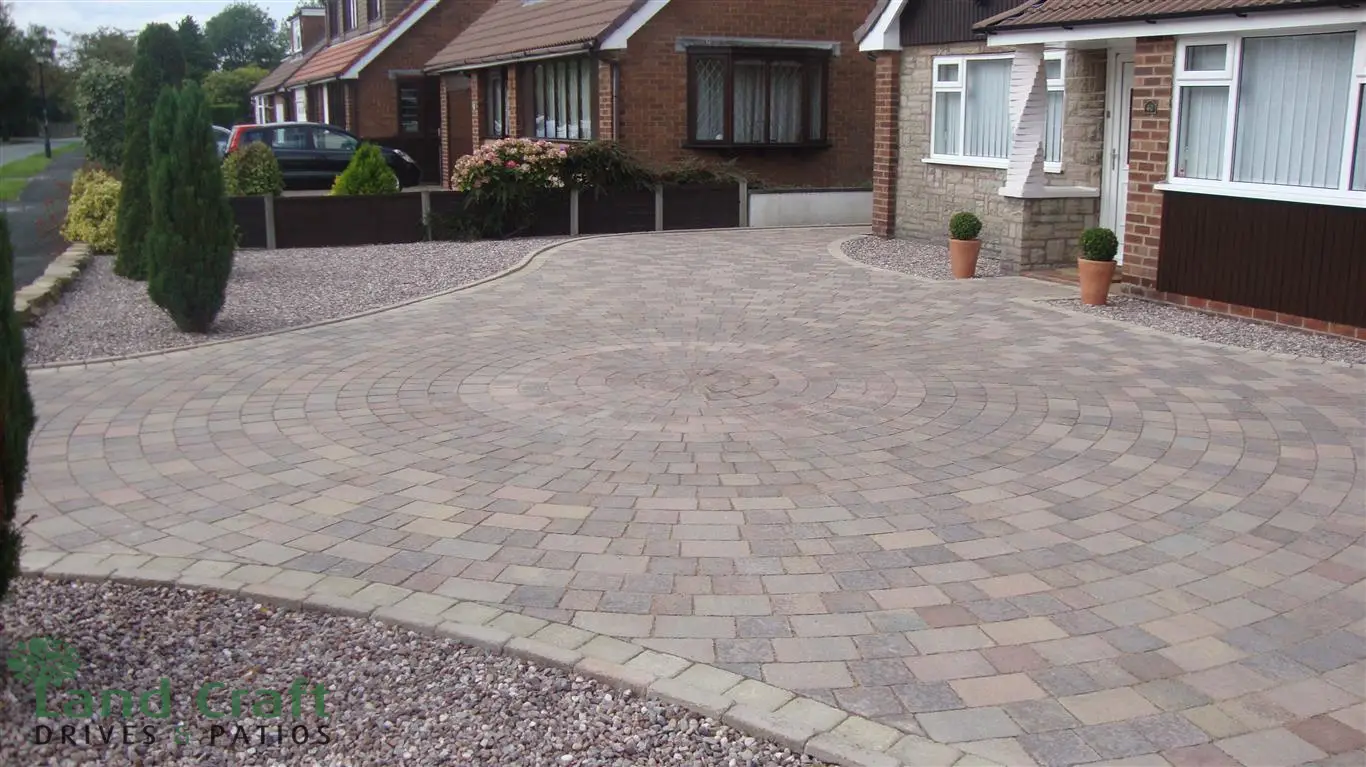 Brindle block paving with a circle and gravel borders