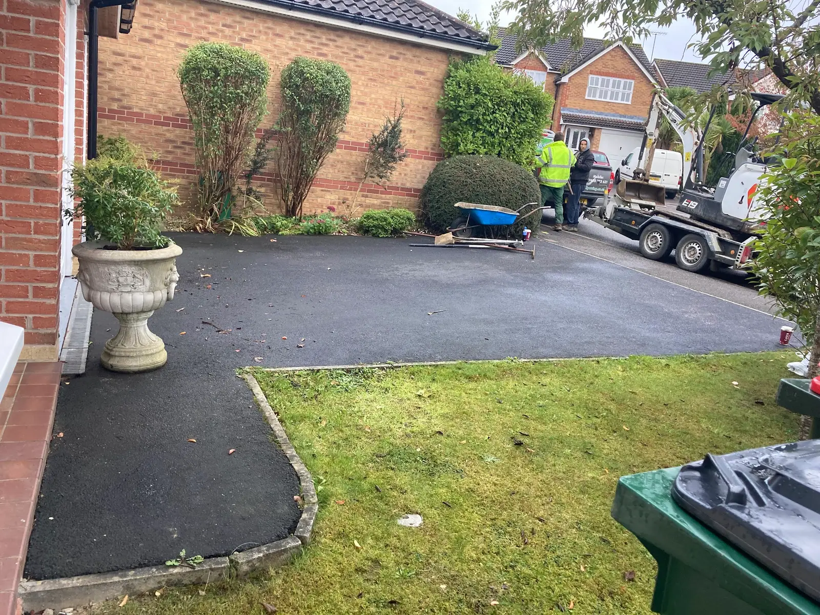 Tarmac driveway beside a curved lawn